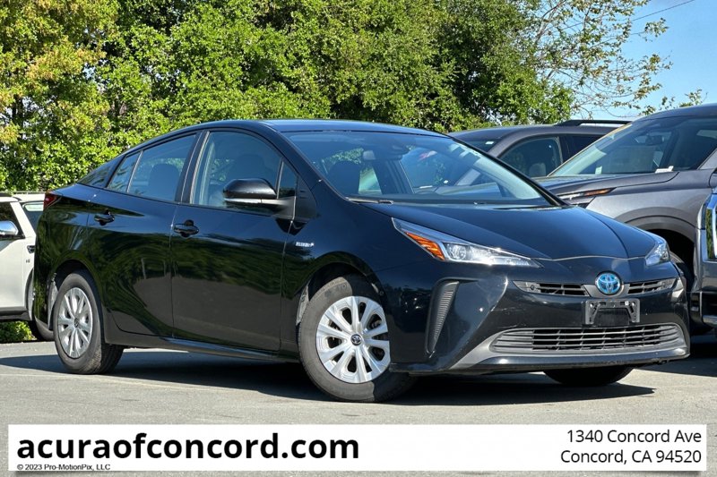 Used 2022 Toyota Prius LE image 1