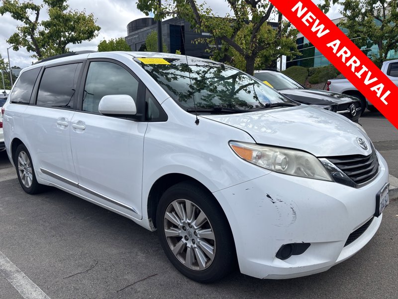 Used 2013 Toyota Sienna LE image 1