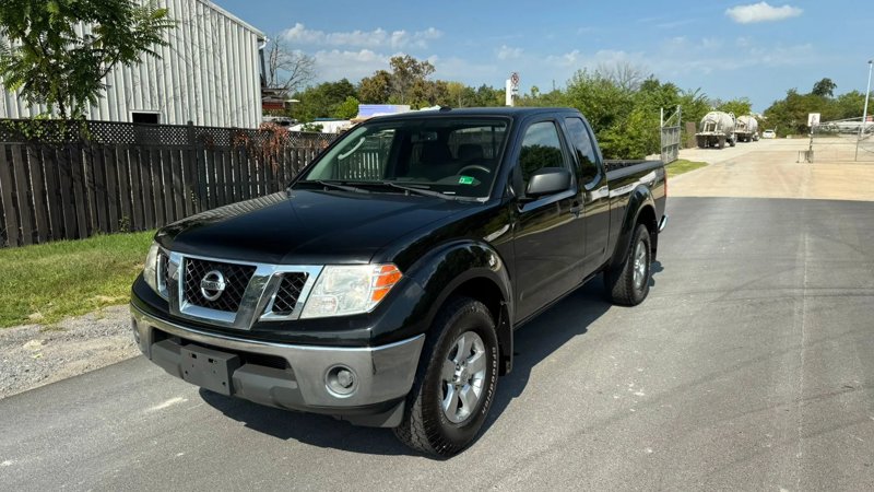 Used 2011 Nissan Frontier SV image 1