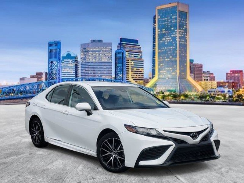 Certified 2022 Toyota Camry SE image 1