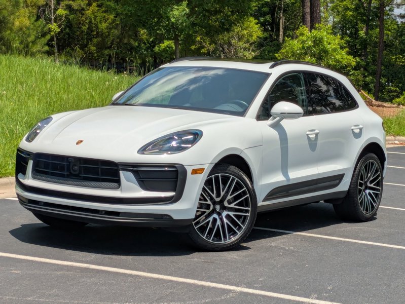 Certified 2022 Porsche Macan image 1