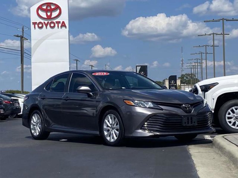 Used 2019 Toyota Camry LE image 1