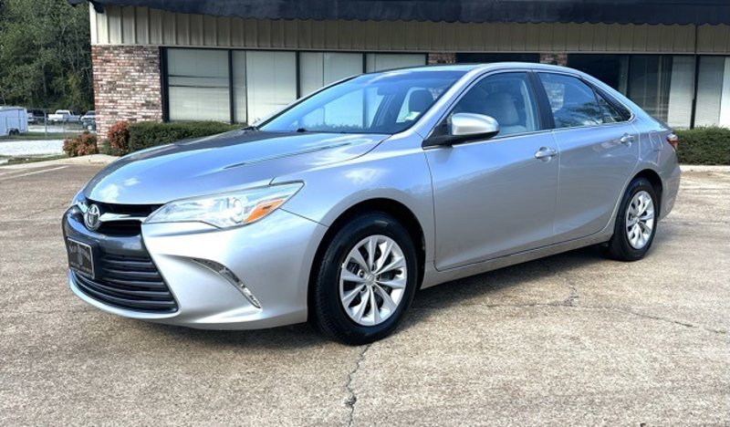 Used 2016 Toyota Camry LE image 1