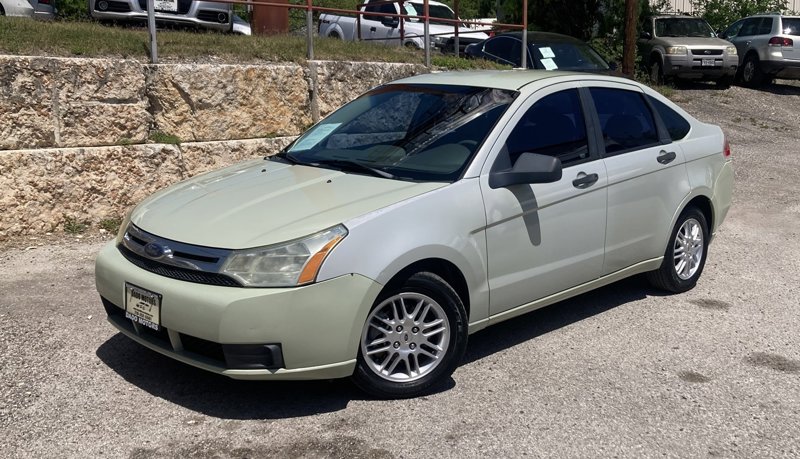 Used 2010 Ford Focus SE image 1