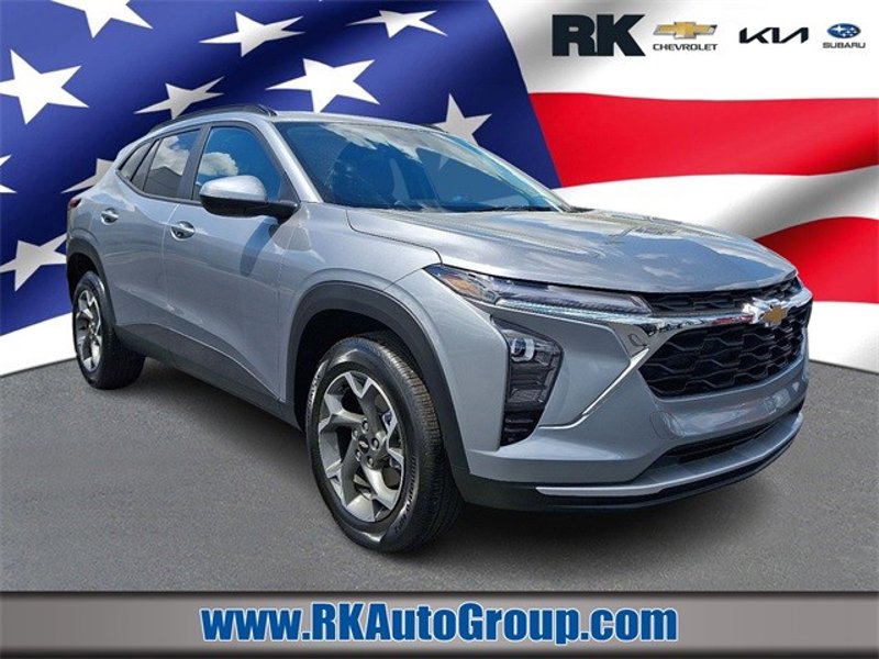Certified 2025 Chevrolet Trax LT w/ Driver Confidence Package image 1