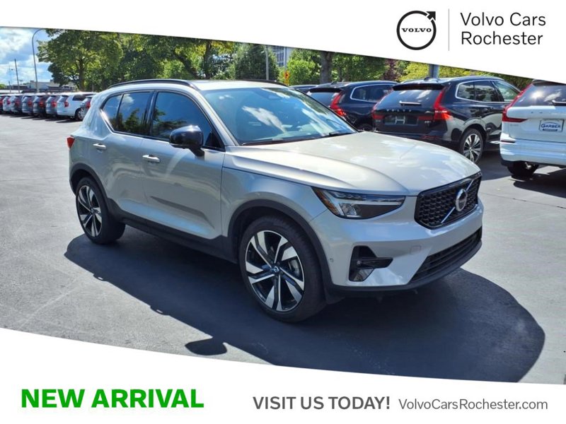 Certified 2025 Volvo XC40 B5 Plus image 1