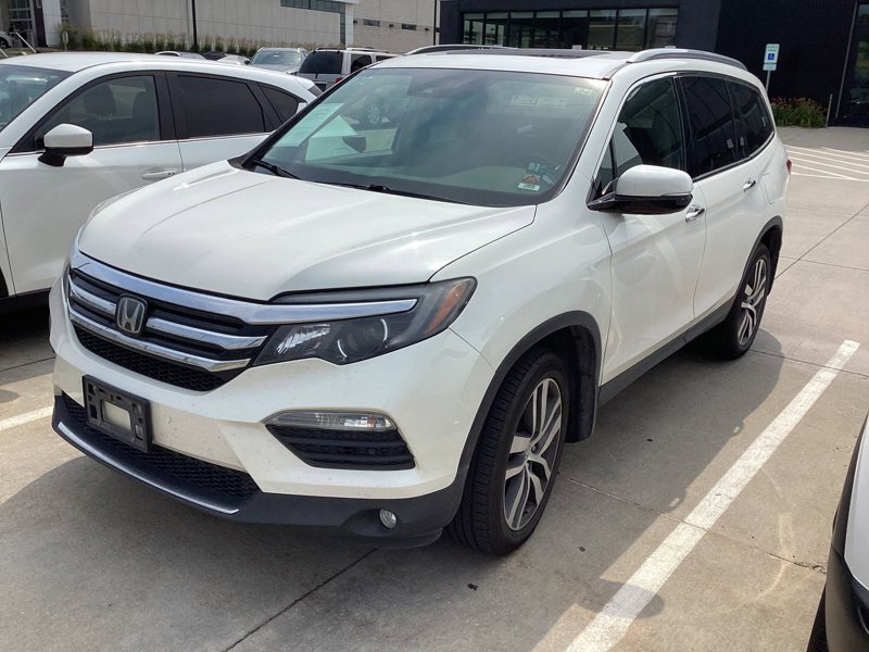 Used 2017 Honda Pilot Touring image 1