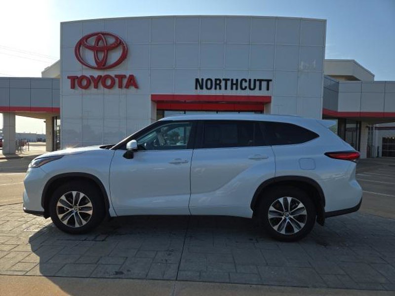 Certified 2023 Toyota Highlander XLE image 1