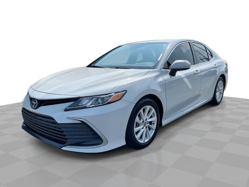 Used 2022 Toyota Camry LE image 1