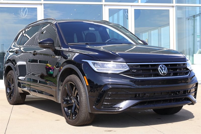 Certified 2024 Volkswagen Tiguan SE R-Line image 1