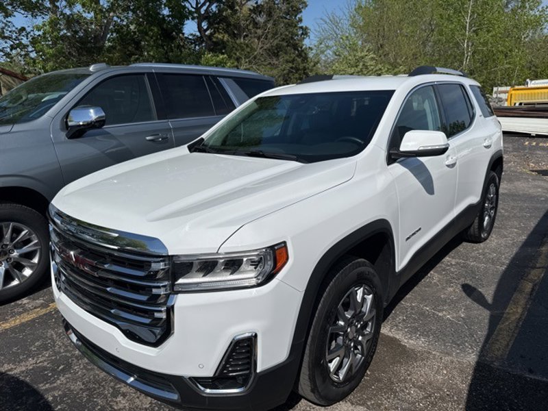 Used 2023 GMC Acadia SLT image 1