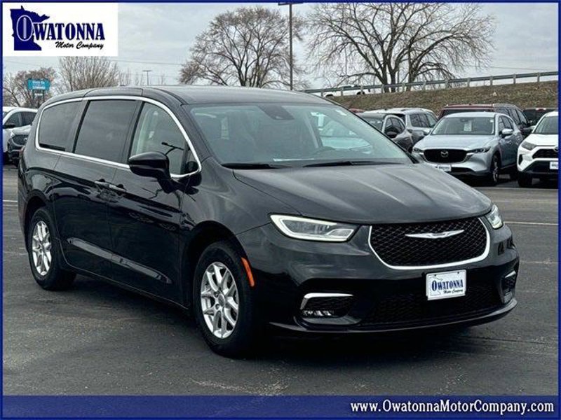 Certified 2023 Chrysler Pacifica Touring-L image 1