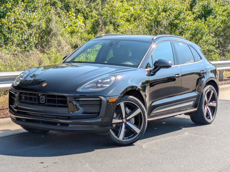Certified 2023 Porsche Macan image 1