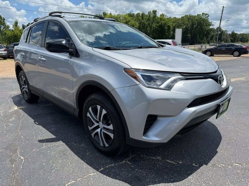 Used 2016 Toyota RAV4 LE image 1