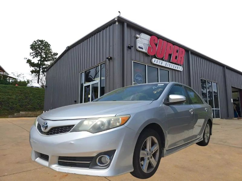 Used 2014 Toyota Camry SE image 1