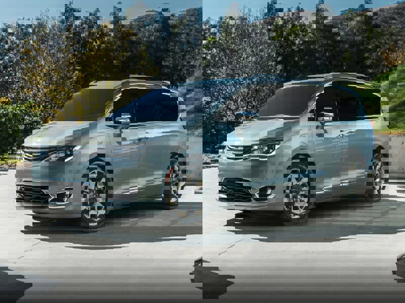 Used 2018 Chrysler Pacifica Limited w/ Advanced Safetytec Group image 1