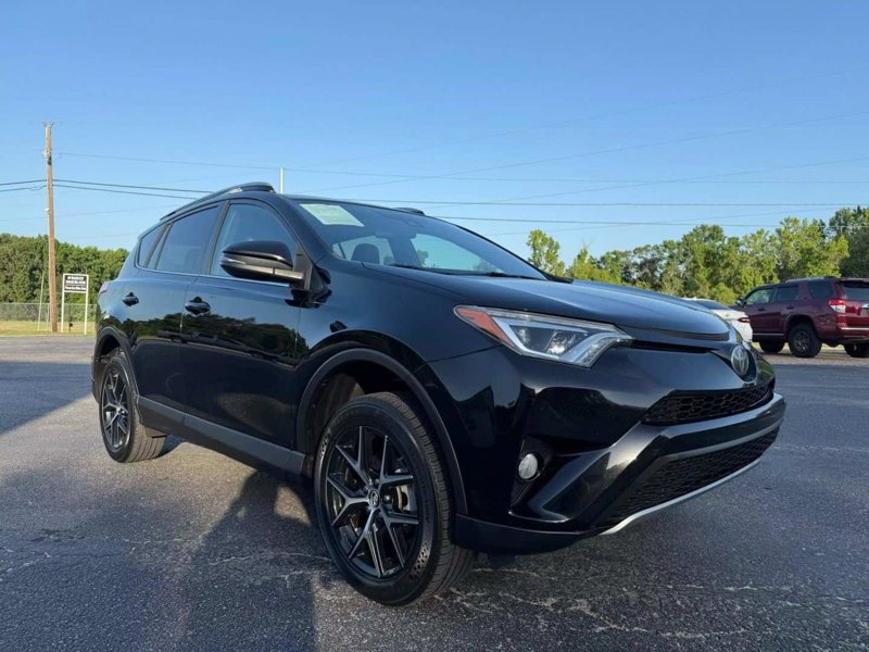 Used 2017 Toyota RAV4 SE image 1