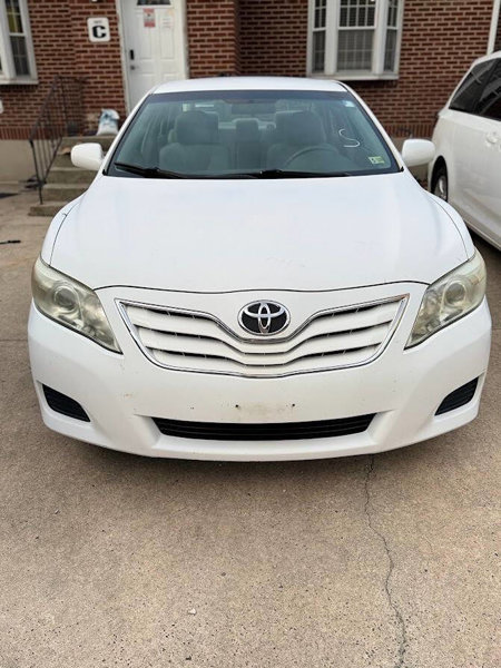 Used 2011 Toyota Camry LE image 1