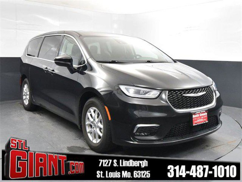 Certified 2023 Chrysler Pacifica Touring-L image 1