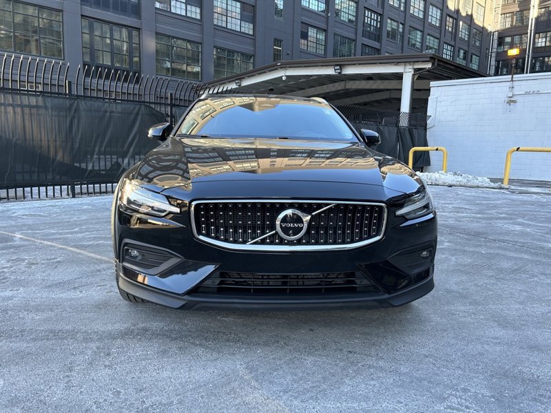 Certified 2024 Volvo V60 B5 Cross Country Ultimate image 1