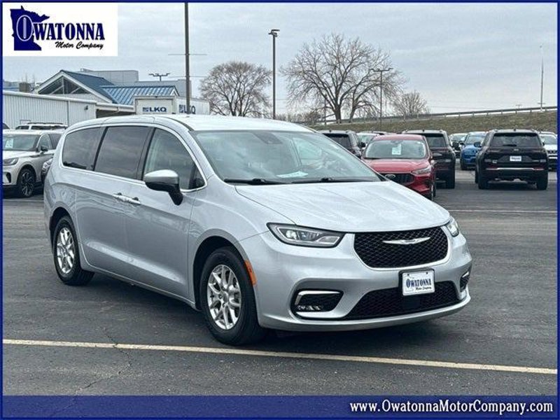 Certified 2023 Chrysler Pacifica Touring-L image 1