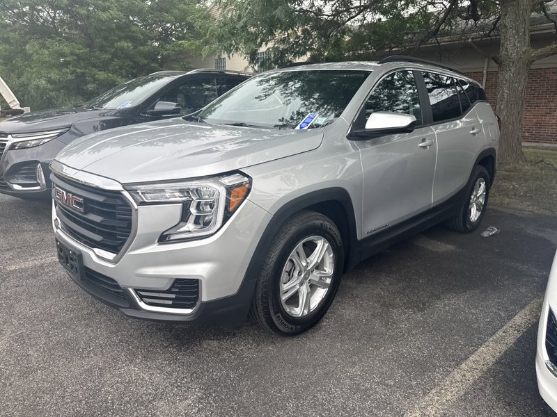 Used 2022 GMC Terrain SLE w/ Driver Convenience Package image 1
