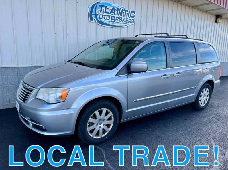 Used 2014 Chrysler Town & Country Touring image 1