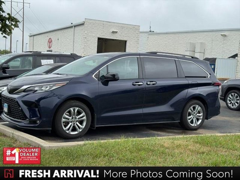Certified 2022 Toyota Sienna XSE image 1