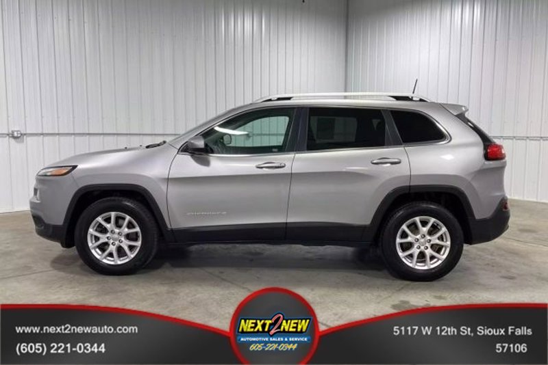 Used 2017 Jeep Cherokee Latitude w/ Cold Weather Group image 1