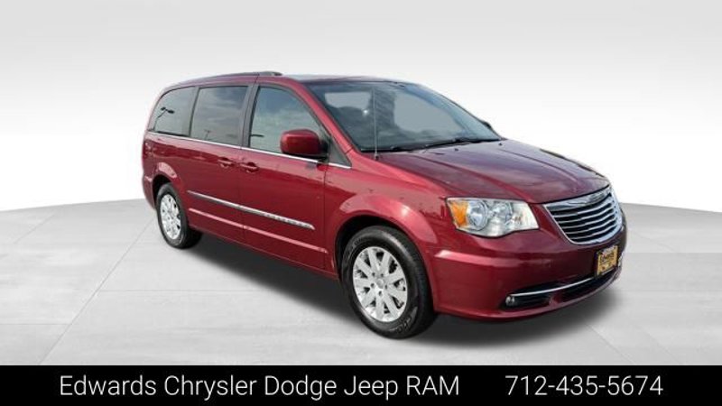 Used 2016 Chrysler Town & Country Touring image 1