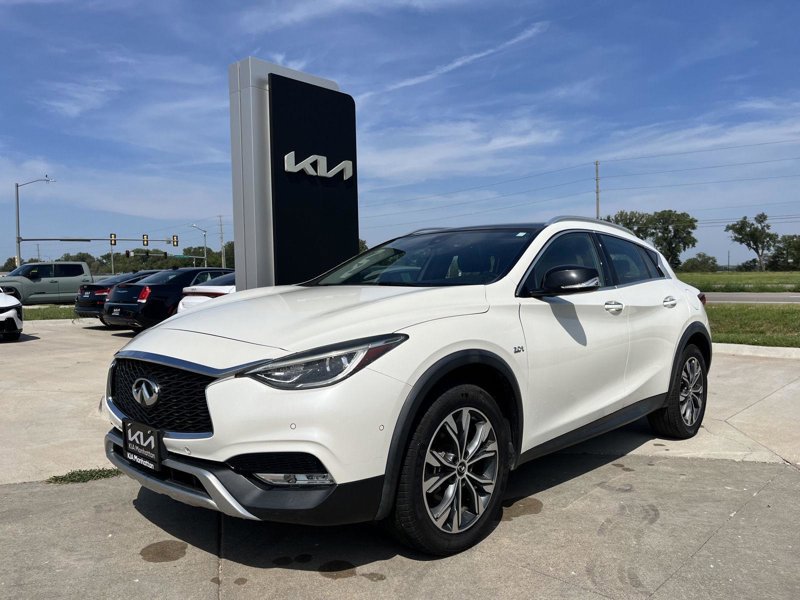 Used 2018 INFINITI QX30 Premium image 1