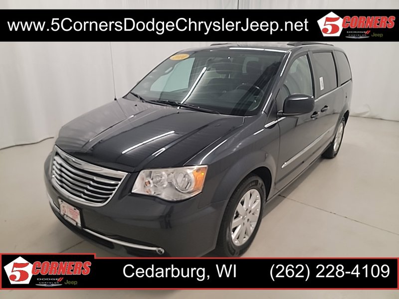 Used 2014 Chrysler Town & Country Touring image 1