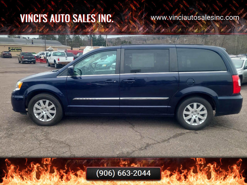 Used 2015 Chrysler Town & Country Touring image 1