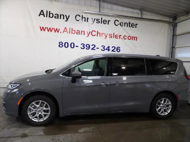 Certified 2023 Chrysler Pacifica Touring-L image 1