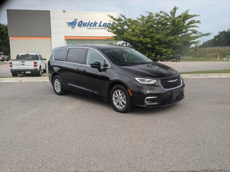 Certified 2023 Chrysler Pacifica Touring-L w/ Uconnect Theater Family Group image 1
