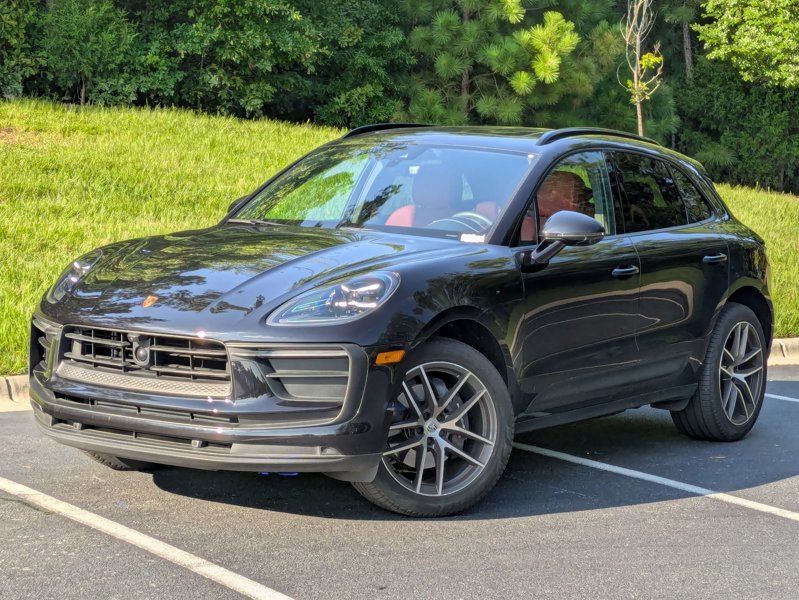 Certified 2024 Porsche Macan image 1