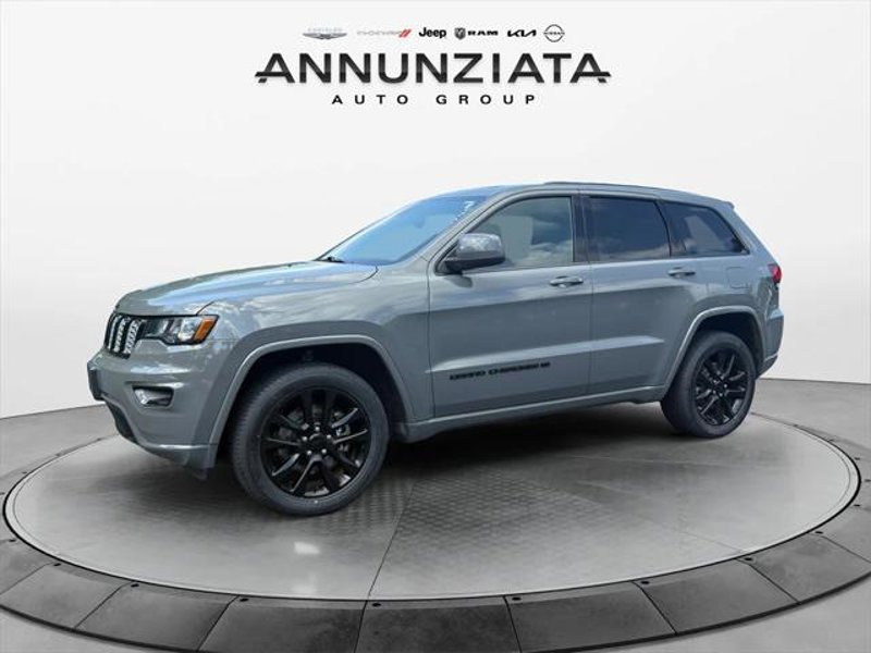 Certified 2022 Jeep Grand Cherokee Laredo X image 1