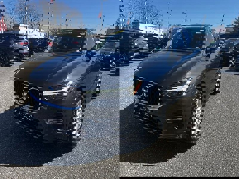 Certified 2022 Volvo XC60 B5 Momentum w/ Protection Package image 1