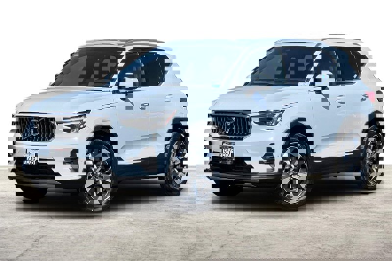 Certified 2024 Volvo XC40 B5 Plus w/ Protection Package Premier image 1