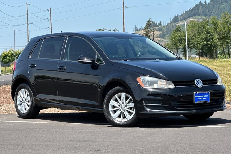 Used 2015 Volkswagen Golf S image 1