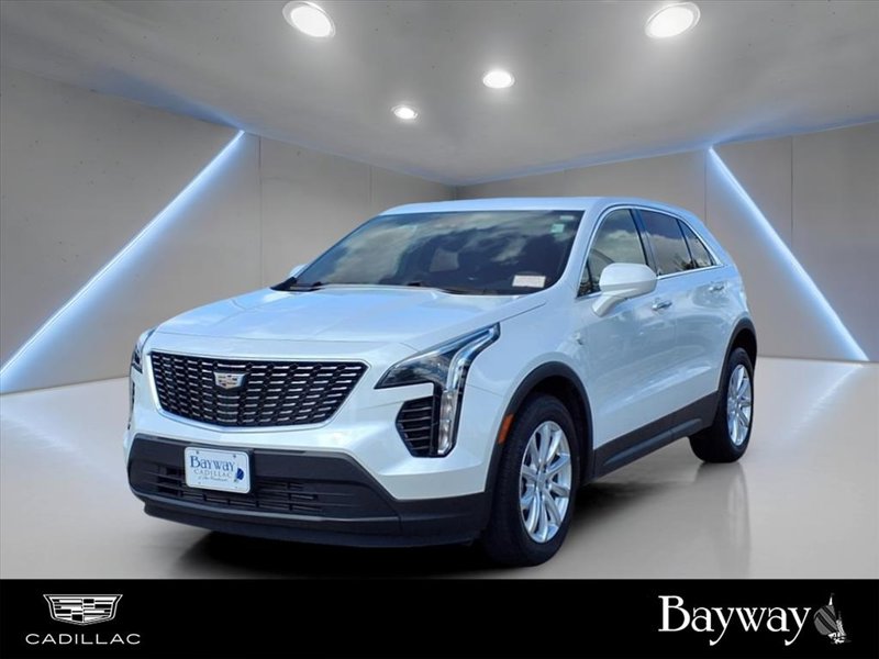 Certified 2022 Cadillac XT4 Luxury w/ Cold Weather Package image 1