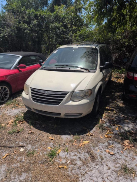 Used 2007 Chrysler Town & Country Touring image 1