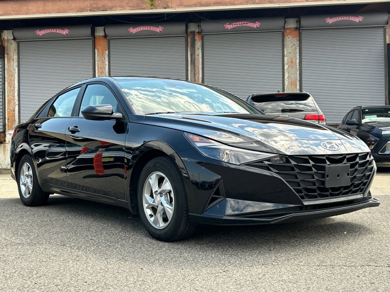 Certified 2022 Hyundai Elantra SE image 1