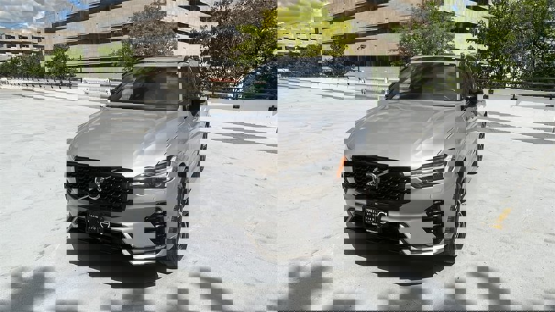 Certified 2022 Volvo XC60 B6 R-Design image 1