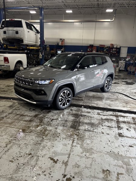 Used 2022 Jeep Compass Limited image 1