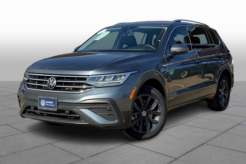 Used 2023 Volkswagen Tiguan SE image 1