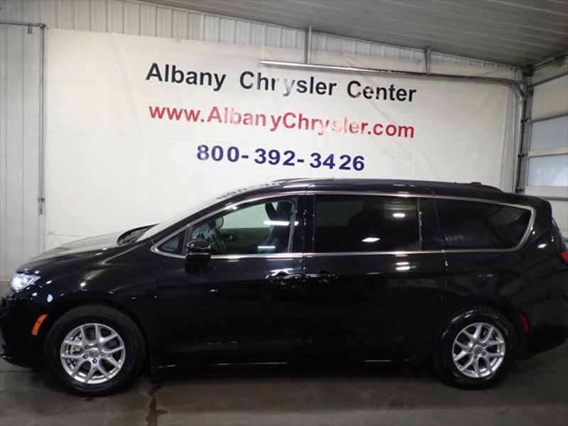 Certified 2022 Chrysler Pacifica Touring-L image 1