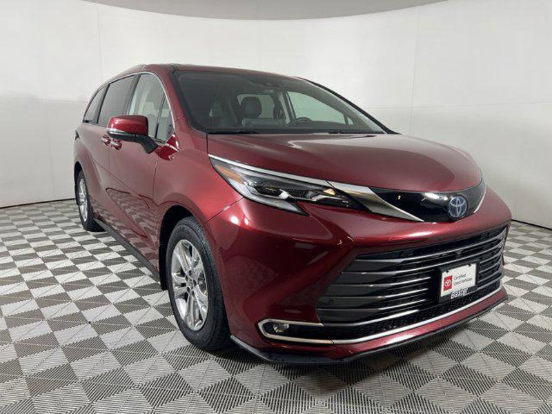 Certified 2022 Toyota Sienna Platinum image 1
