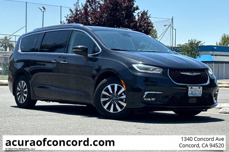 Used 2021 Chrysler Pacifica Touring-L image 1