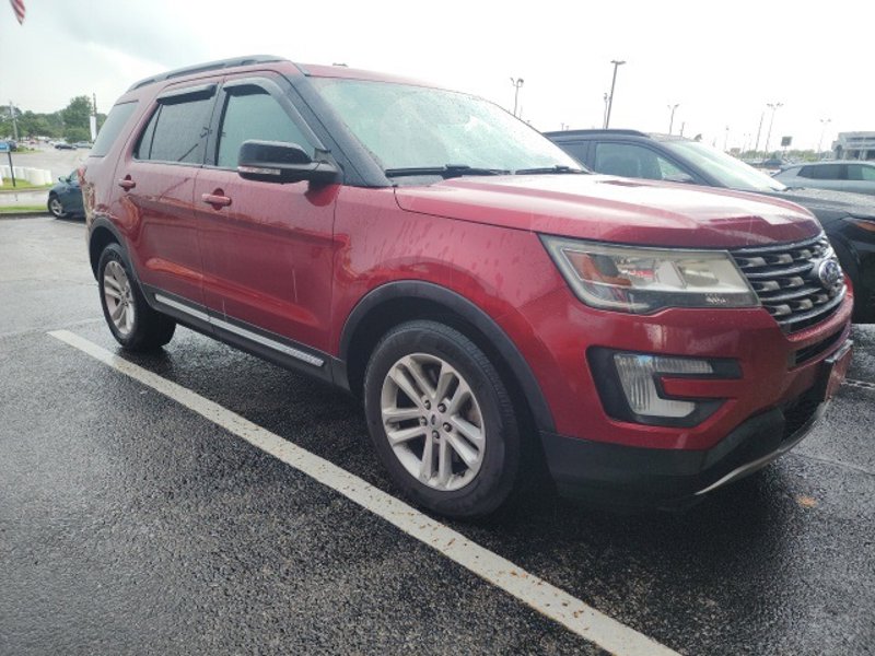 Used 2017 Ford Explorer XLT w/ Equipment Group 201A image 1
